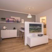 Großzügiges Wohnzimmer mit Essplatz und offener Küche