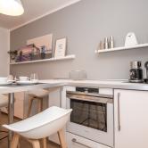 Essplatz mit Kühlschrank und Backofen 