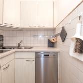 Klein aber Fein. Der offene Küchenraum mit Herdplatten und Geschirrspüler 