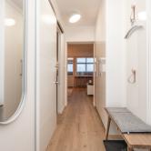 Einladender Flur mit Spiegel und Bank 