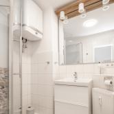 Wohlfühlbad mit modernen Möbeln und Amaturen 