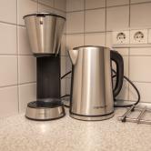 Vollständig ausgestattet. Filterkaffeemaschiene, Wasserkocher, Mixer und Waffeleisen. 