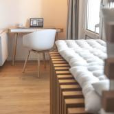 Arbeitsplatz und Bank 