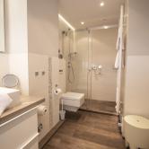 Zur Ausstattung gehört auch ein Fön, ein Schmickspiegel und eine Waage (die man aber nicht benutzen muss ;) ). Der großzügige Duschbereich bietet höchsten Komfort.