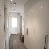 Im Flurbereich ist eine Garderobe und ein weiterer geräumiger Schrank vorhanden.