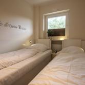 Ruhezone - Das Schlafzimmer. Der Raum ist ruhig zur Waldseite gelegen.