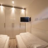 Neben einem geräumigen Kleiderschrank gehören 2 LED- Leseleuchten und ein 22“ TV zur Ausstattung dieses Raumes.