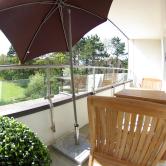 Die nach Westen ausgerichtete Loggia bietet Sonne satt. Teakmöbel laden zum Frühstücken auf der Terrasse ein. Eine Teakholzliege ermöglicht ausgiebige Sonnenbäder.